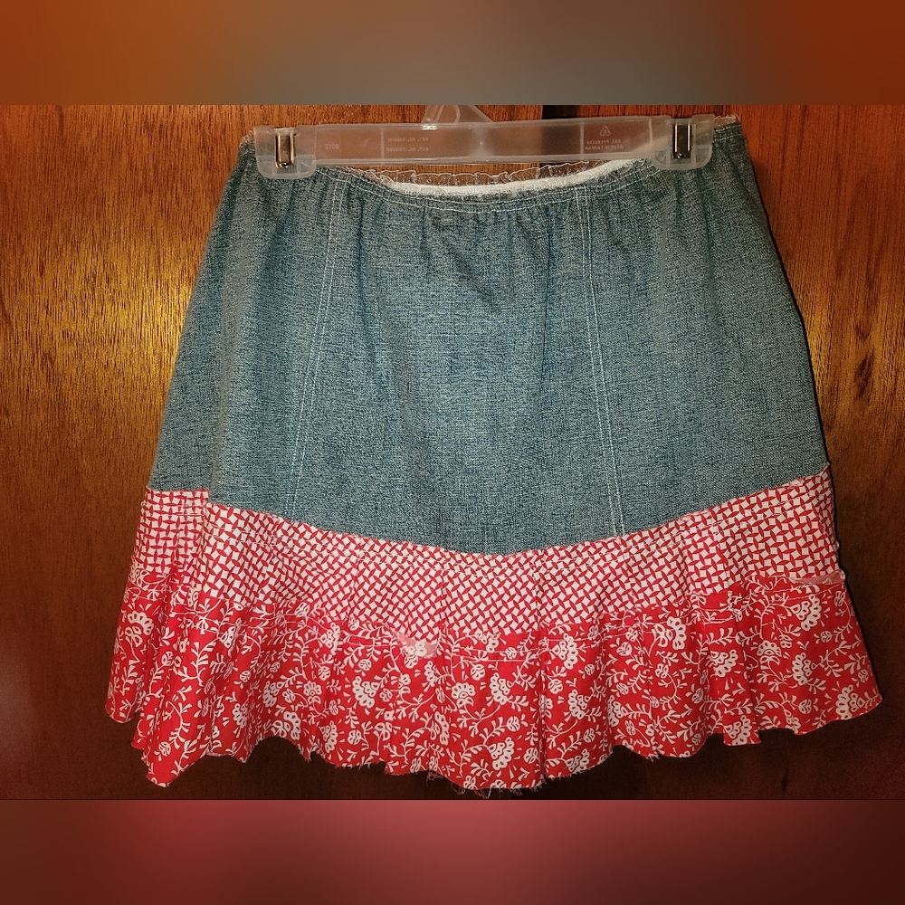 Roper short denim skirt with red pattern material